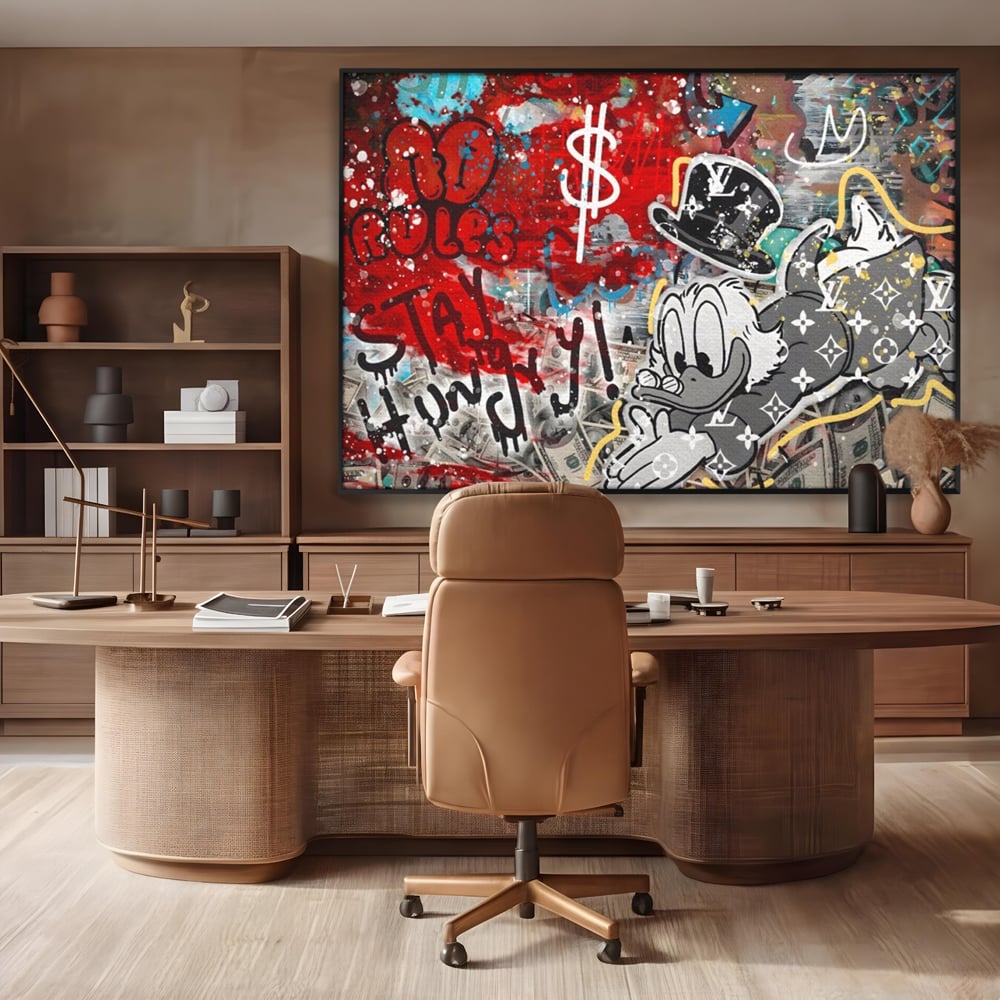 Tablou canvas cu tablou canvas cu scrooge mcduck si graffiti, in rama de aluminiu negru, pe perete intr-un birou